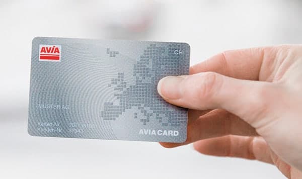 AVIA Tankkarte in der Hand