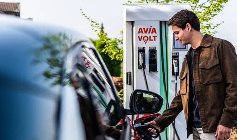 Elektroauto an einer AVIA VOLT Ladestation