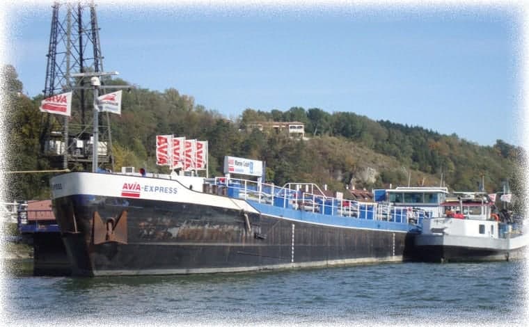 AVIA Tankschiff auf dem Rhein